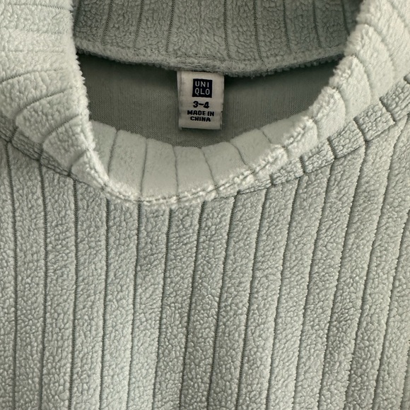 Uniqlo kids shirt size 3-4 - Picture 2 of 3